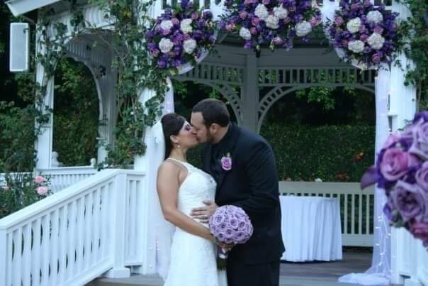 Nicole & Joe Kiss - Disneyland Weddings
